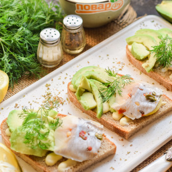 Бутерброды с авокадо и селедкой