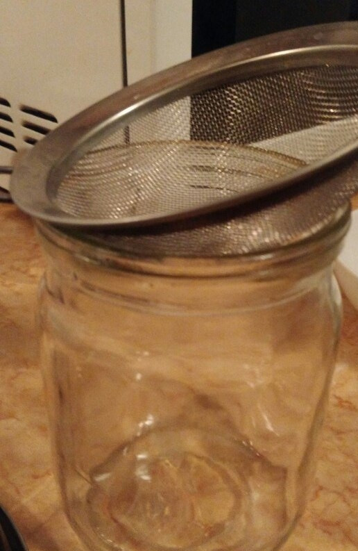 1. Этап. Домашний творожок из кефира 2,5%: 4. Если количество сыворотки небольшое — подготовьте баночку. Процеживать нужно через ситечко (можно через марлю).