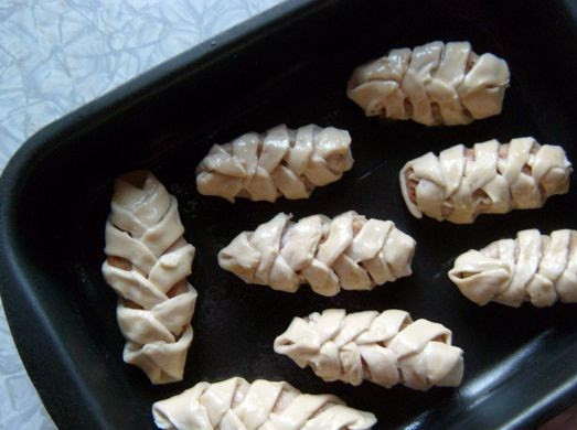 1. Этап. Фарш в тесте: Заплетенные в «колоски» котлеты выкладываем на противень, смазанный маслом, тесто смазываем взбитым яйцом и выпекаем 20 минут до румяности при 180 градусах.