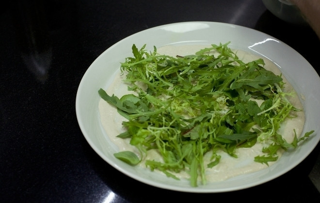 1. Этап. Салат со свежим тунцом: Выложите поверх равномерно микс салатов.