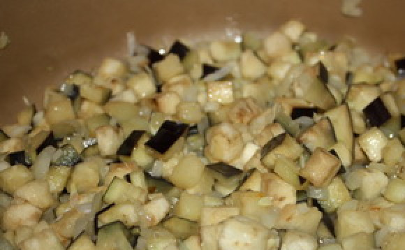 1. Этап. Лазанья без соуса Бешамель: Баклажан обжариваем с луком и чесноком до мягкости.