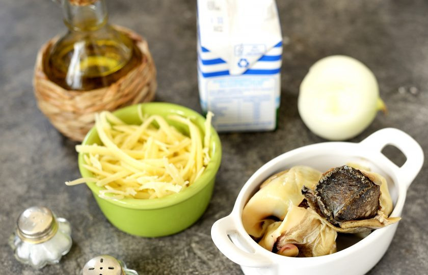 1. Этап. Рапаны в сливочном соусе: Подготовьте все необходимые ингредиенты. Рапаны предварительно разморозьте, помойте под проточной водой от остатков песка, обсушите. Почистите и помойте репчатый лук.