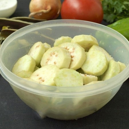 1. Stage. Armenian eggplant: Peel the eggplant and cut into 6 mm circles, sprinkle with salt and leave for 30 minutes.