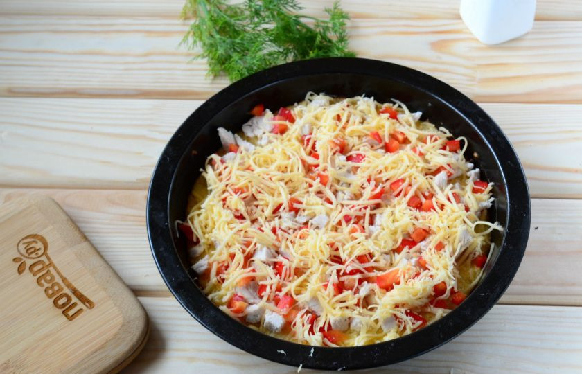 1. Этап. Нежнейшая пицца без муки: Выложите начинку на подготовленную основу для пиццы, присыпьте тертым твердым сыром, предварительно основу можно смазать томатным соусом. Отправьте снова в духовку на 20 минут.