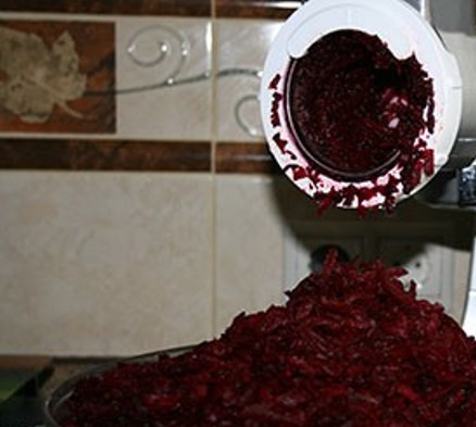1. Этап. Заправка для борща: Свеклу натереть или пропустить через мясорубку.