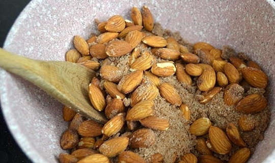 1. Этап. Жареный миндаль: Поставьте сковороду на медленный огонь. Помешивая, расплавьте сахар.