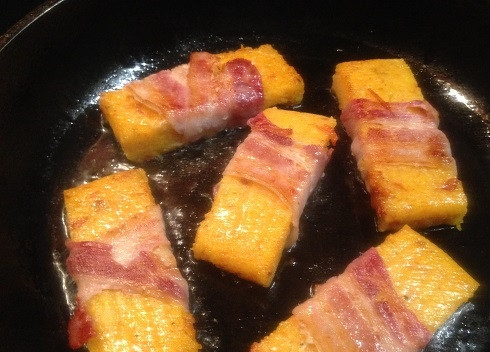 1. Этап. Полента с вялеными помидорами в беконе: 9. Обжариваем до красивого румяного цвета бекона на сковороде с небольшим количеством растительного масла.