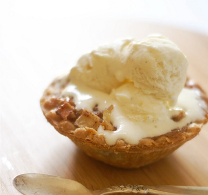 1. Этап. Тарталетки с яблоками: Подавать можете готовые тарталетки с яблоками с мороженым, например.