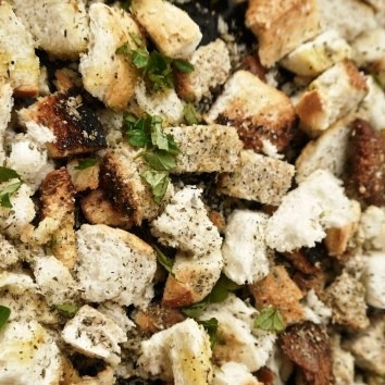 1. Этап. Сухари для салата: Сверху посыпаем зеленью.