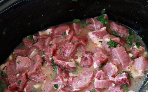 1. Этап. Карнитас: 2. Выложить свинину в один слой. Установить медленноварку на 4 часа на высокий огонь или на 8 часов на низкий огонь. Готовить до тех пор, пока мясо не станет нежным.