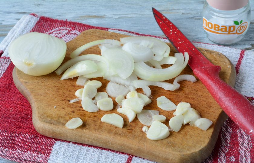 1. Этап. Маринованные баклажаны с чесноком и луком: Нарежьте полукольцами репчатый лук, чеснок нарежьте пластинками.