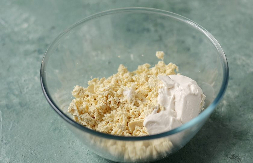 1. Этап. Диетическая тыквенная запеканка: Тофу измельчите блендером вместе со сметаной. Добавьте сахарозаменитель.