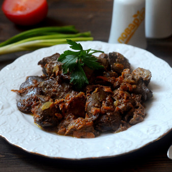 Тушеная печень с луком и морковью в сметане