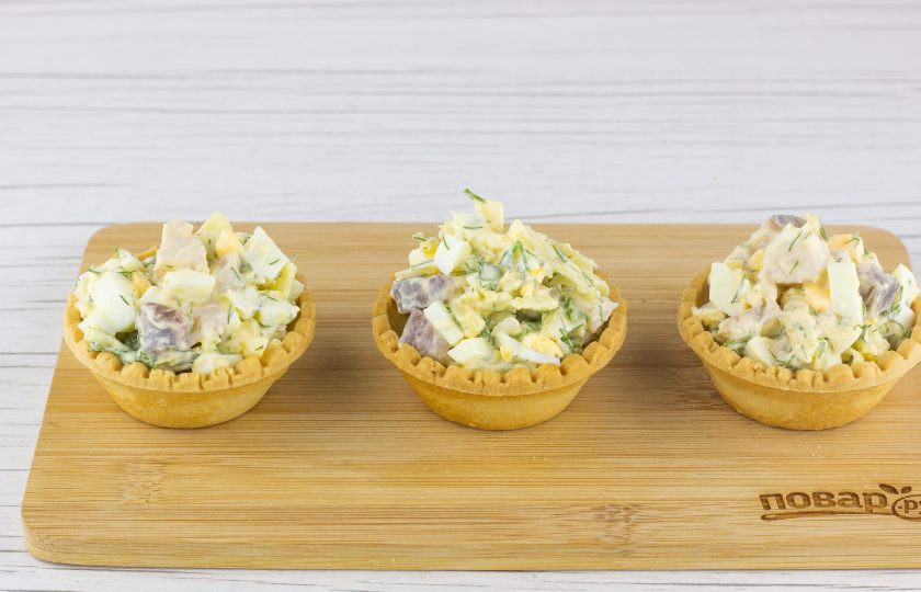 1. Этап. Закуска Тарталетки с сельдью на Новый год 2025: Наполните салатом тарталетки и подавайте к столу!