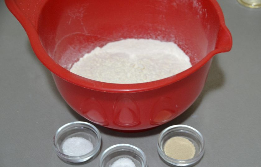 1. Этап. Греческая пита: Добавьте в муку соль, сахар, дрожжи, размешайте.