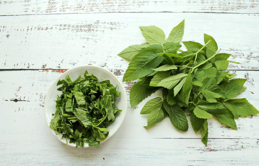 1. Этап. Суп из сныти: У сныти отделите листья и порежьте.