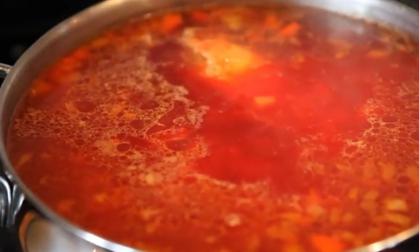 1. Этап. Борщ классический домашний: 6. Помидоры потушите на сковороде и добавьте в кастрюлю. Добавьте специи: лавровый лист, перец черный горошком и зубчик чеснока.