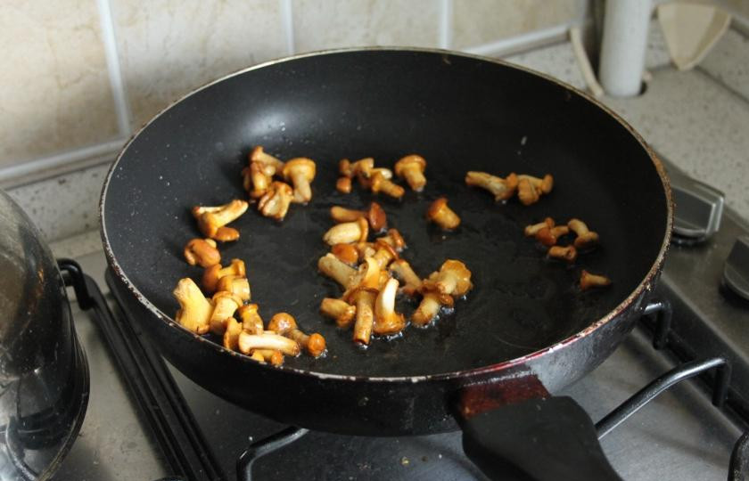 1. Этап. Легкий салат с лисичками и шампиньонами: На сковородку налить оливкового масла и первыми отправить жариться на медленном огне лисички.