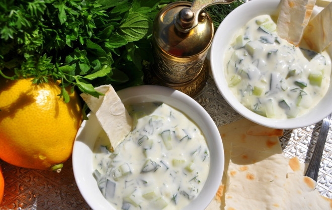 1. Этап. Греческий соус Цацики: 4. Добавляю в соус несколько веточек мелко нарезанной мяты и перемешиваю, подаю соус с питой или лавашем. Также он подойдет к мясу и рыбе. Приятного аппетита!