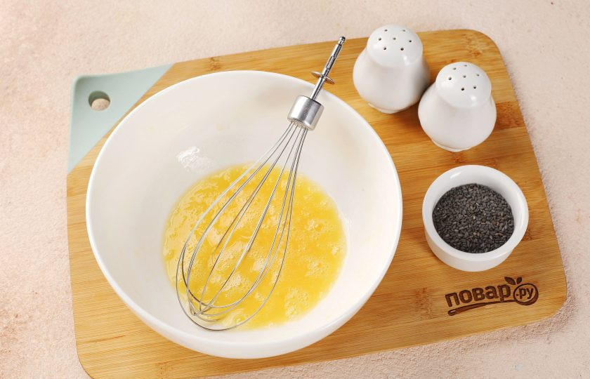 1. Этап. Заливной пирог с красной рыбой: В глубокой миске взбейте яйцо с 1/3 ч.л. соли.