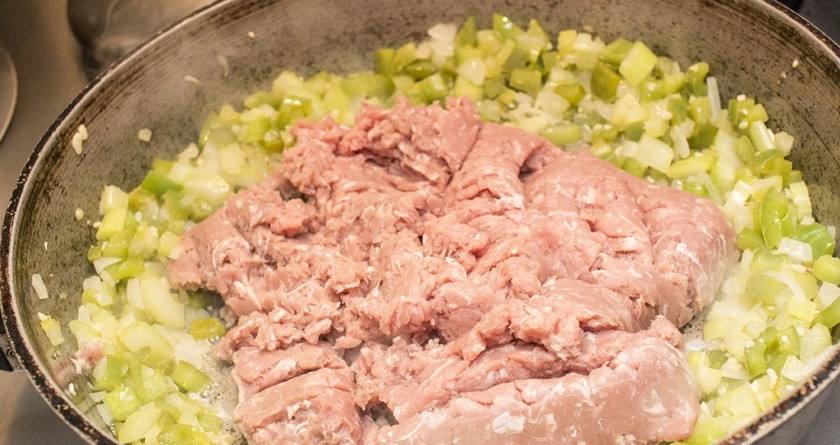 1. Этап. Рис с индейкой: Разогрейте оливковое масло на сковороде, обжарьте измельченные зубчики чеснока, потом добавьте овощи и жарьте, помешивая, минут 10. Когда овощи станут мягкими и подрумянятся, отодвиньте их краям сковороды и выложите в центр фарш индюшки.