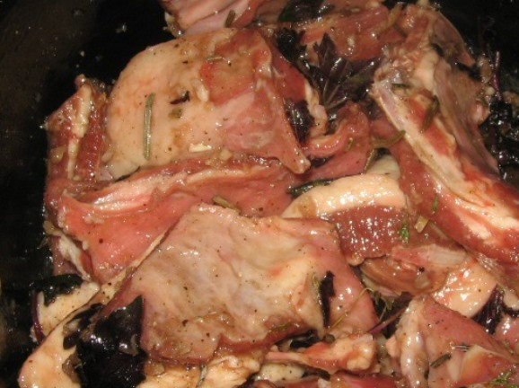 1. Этап. Баранина с базиликом: Мясо порежьте кусками, посолите и поместите на 3 часа в маринад.