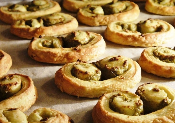 1. Этап. Печенье слоеное: Как только печенье покроется золотистой корочкой (на это уйдет как раз примерно 25 минут) - значит, оно готово.