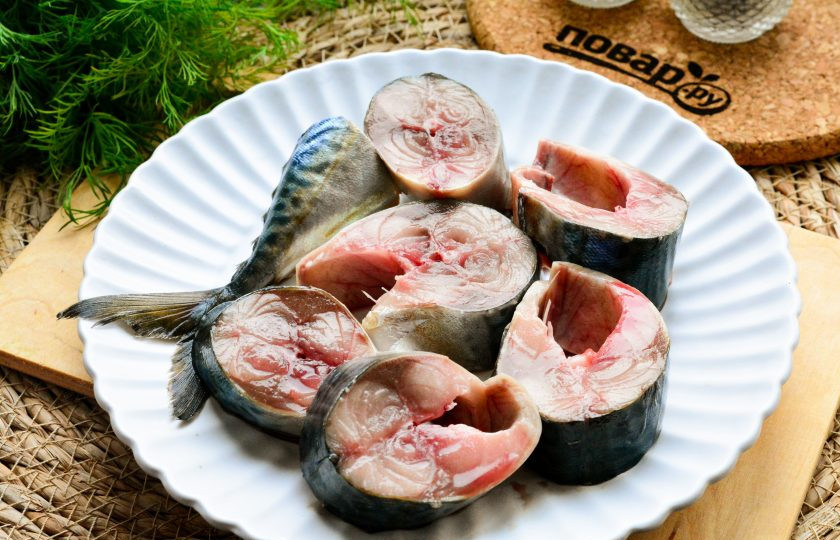 1. Этап. Скумбрия без рассола быстро в домашних условиях: Скумбрию наполовину разморозьте, почистите от внутренностей, срежьте голову и сполосните. Затем рыбу нарежьте средними кусочками.