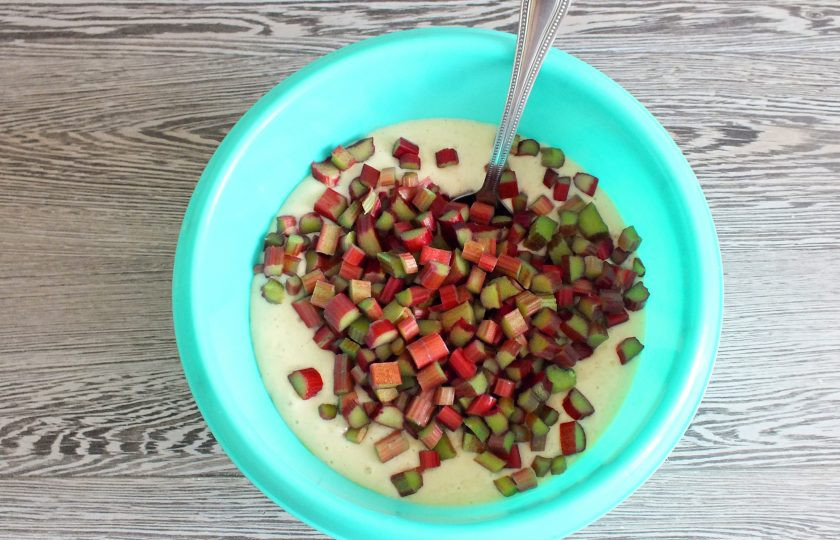 1. Этап. Шарлотка с ревенем: Ревень нарежьте на кусочки размером 3-5 см. Переложите в тесто. Перемешайте.