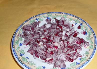 1. Этап. Салат Чайная роза: Лук порежьте и смешайте с майонезом.