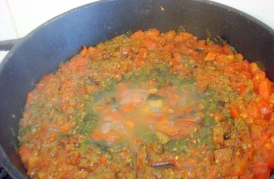 1. Этап. Аджаб сандал с мясом: Накройте казан крышкой. Поставьте его на маленький огонь. Тушите блюдо в течение 1,5 часа.