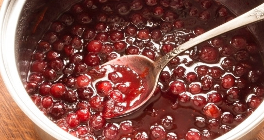 1. Этап. Клюквенный конфитюр: Перемешиваем все ингредиенты, ставим кастрюлю на сильный огонь, и варим минут 15, помешивая. Затем уменьшаем огонь, накрываем кастрюлю крышкой и варим еще около часа.