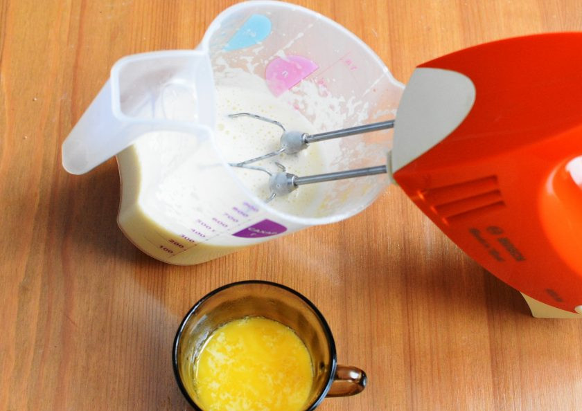 1. Этап. Капкейки с гранатом: Добавьте сметану и растопленное охлажденное сливочное масло. Перемешайте лопаткой.