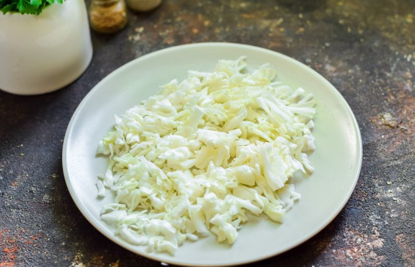 1. Этап. Борщ с лечо: Капусту нашинкуйте тонкими полосками.