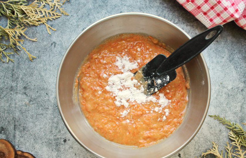 1. Этап. Морковный кекс с творожным сыром: Муку смешайте с разрыхлителем и просейте в морковную массу. Перемешайте, тесто по консистенции должно быть как густая сметана.