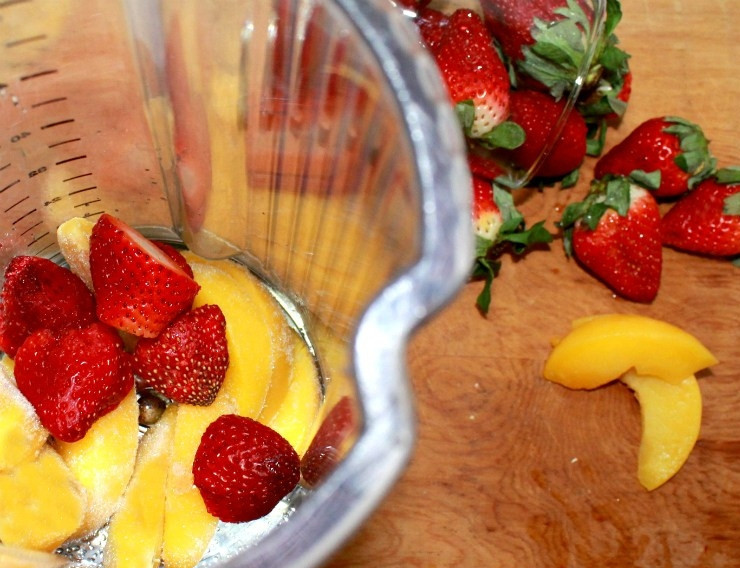 1. Этап. Клубнично-персиковый Дайкири: 5. Добавьте клубнику, ром и лед. По желанию можно всыпать немного сахара. Взбейте все до однородности.