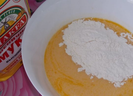 1. Этап. Пресное тесто на кефире: 3. Соедините все жидкие ингредиенты в глубокой мисочке и перемешайте до однородности. Небольшими порциями вводите просеянную муку.