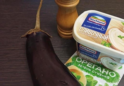 1. Этап. Баклажаны, запеченные с плавленым сыром: Основные ингредиенты. Для конкурсного фото, внутрь баклажана я положила ломтик помидора и свернула рулетом. Для примера и эстетики. Но рецепт предлагаю именно из баклажанов и сыра и поэтому помидор в ингредиентах не указываю.