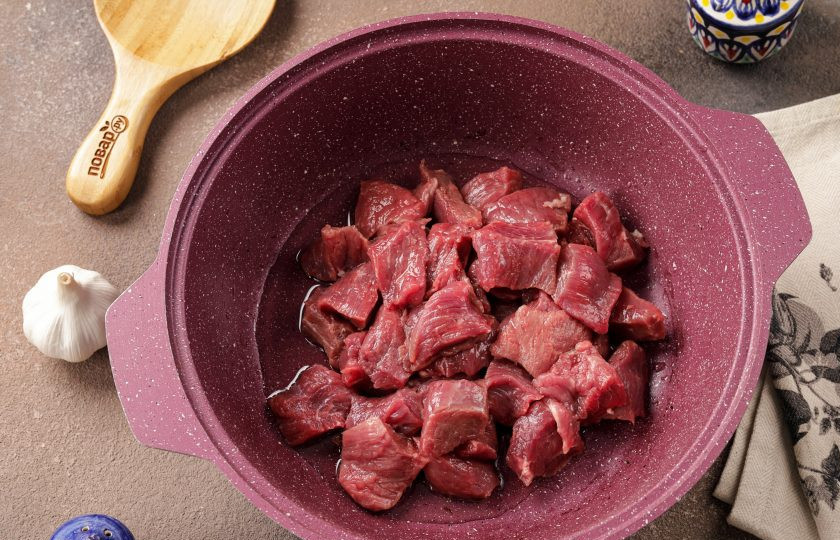 1. Этап. Плов с нутом и рисом: Добавьте нарезанное мясо.