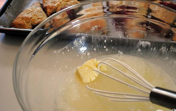 1. Этап. Булочки с малиной и лимонной глазурью: 6. Чтобы приготовить глазурь, взбить сахарную пудру с процеженным соком лимона. Добавить размягченное сливочное масло, взбить еще раз и залить глазурью булочки. Дать глазури застыть и подавать.