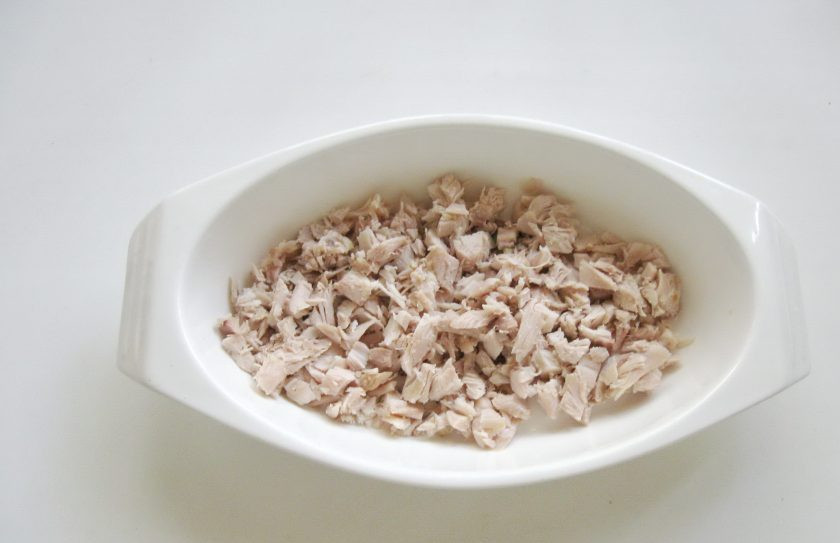 1. Этап. Заливное из индейки: У отварной индейки удалите кожу и кости. Должна остаться только мякоть. Мелко нарежьте мясо и разложите по тарелкам.