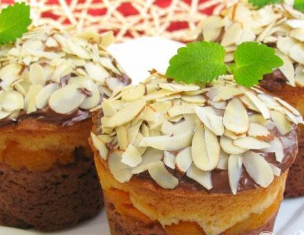 1. Этап. Маффины с абрикосами: 6. Растопленным шоколадом поливаем готовые морфины. Можно украсить орехами.