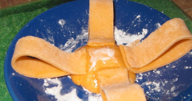 1. Этап. Торт на день рождения мальчику: Из оранжевой мастики делаем основу. И на эту основу начинаем приклеивать ленты.