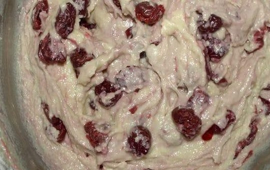 1. Этап. Вишневый пирог с кленовым сиропом: Тесто аккуратно перемешайте и дайте ему постоять 10-15 минут.