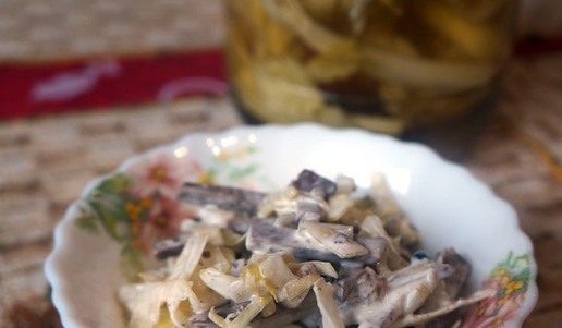 1. Этап. Салат с говяжьим сердцем и маринованными овощами: Можно обойтись без укропа и горошка, если в холодильнике их не оказалось, а бежать в магазин некогда. Приятного аппетита!