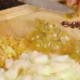 1. Этап. Курица с виноградом: Лук почистить и нарубить кубиками. Корень имбиря почистить и растереть на крупной терке. Виноград помыть, отделить ягоды от веточек. Каждую ягоду разрезать на две половинки, удалить косточки. Тархун вымыть, обсушить бумажными салфетками и крупно нарвать. Пару веточек отложить для украшения.