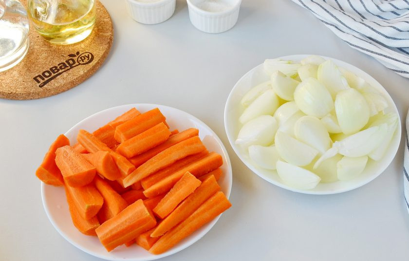 1. Этап. Икра из свеклы на зиму: Порежьте морковь и лук.