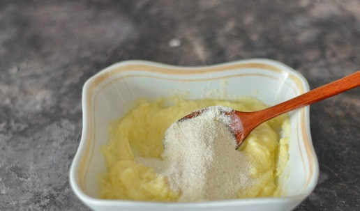 1. Этап. Оладьи из картофельного пюре с манкой: Всыпьте манную крупу и щепотку-другую соли. Несмотря на то, что картофельное пюре уже содержит соль, нужно подсолить, так как манка и яйцо несолёные.