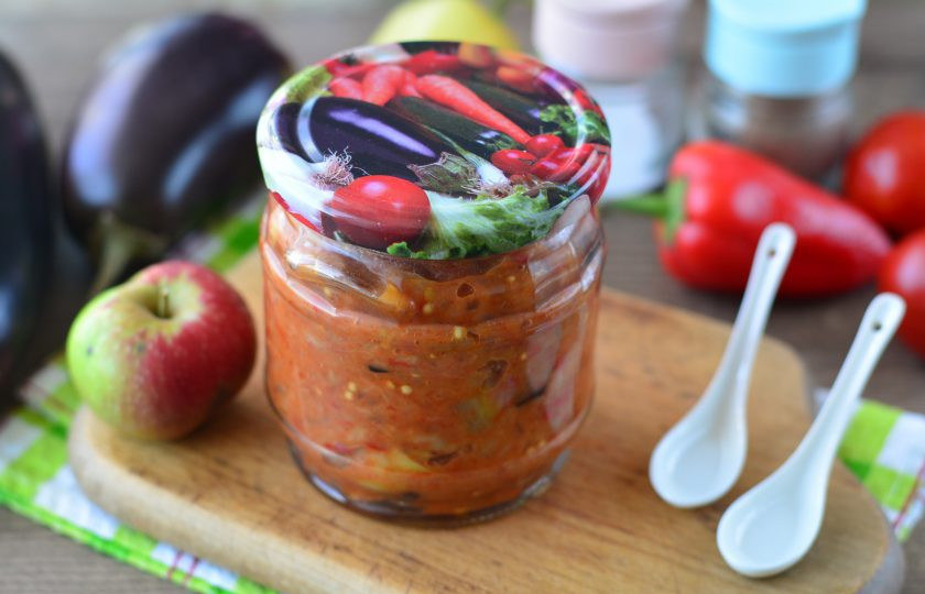 1. Этап. Икра из баклажанов с яблоками на зиму: Банки закатайте крышками и дайте остыть под одеялом. Храните икру в темном и прохладном месте. Выход готовой заготовки — одна банка объемом 0,5 литра.