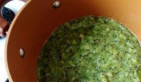 1. Этап. Джем из киви: Киви очищаем от кожуры и измельчаем при помощи блендера. Добавляем лимонный сок. Массу перекладываем в кастрюлю и ставим на огонь.